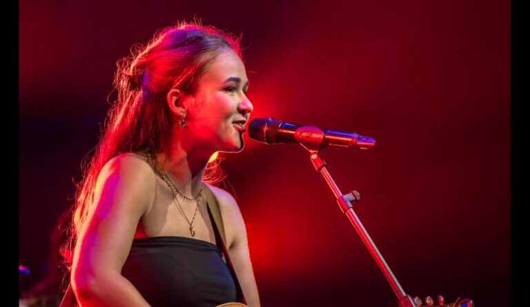 Melissa Pander is een Friese zangeres die met gitaar, piano en eigen Nederlandstalige popmuziek elk optreden omtovert tot een feest.